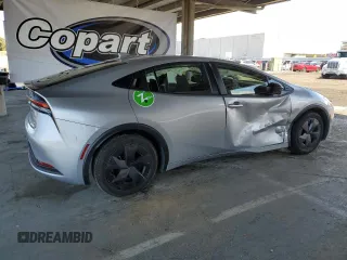 2024 Toyota Prius LE z VIN JTDACAAU8R3019538, wystawiony jako Copart lot #56960185 z przebiegiem 33 490 mil mil oraz Szkoda całkowita • Salvage title. Historia ofert i sprzedaży dostępna na DreamBid. Obrazek 3.