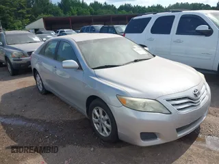 2011 Toyota Camry LE z VIN 4T1BF3EKXBU601748, wystawiony jako IAAI lot #42375836 z przebiegiem 135 923 mil mil oraz . Historia ofert i sprzedaży dostępna na DreamBid. Obrazek 1.