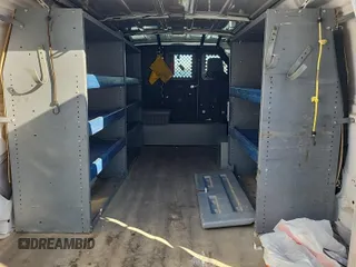 2013 Ford Econoline Cargo Commercial z VIN 1FTNE1EW1DDA61995, wystawiony jako IAAI lot #42516622 z przebiegiem 182 503 mil mil oraz . Historia ofert i sprzedaży dostępna na DreamBid. Obrazek 28.