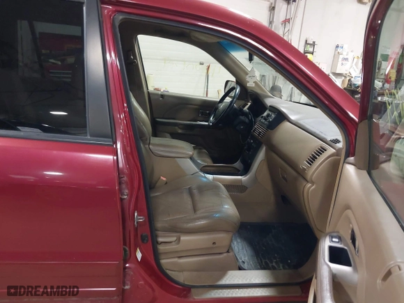2004 Honda Pilot EX with VIN 2HKYF18584H588973, listed as a IAAI auction lot 41800129 with 221,498 mi miles. Bid and sale history available at carsss.com. Image 5.