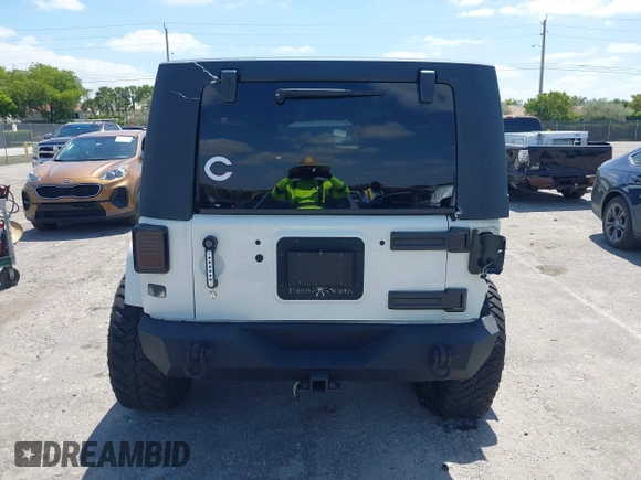 2010 Jeep Wrangler z VIN 1J4HB5H16AL186600, wystawiony jako IAAI lot #42147992 z przebiegiem 134 717 mil mil oraz . Historia ofert i sprzedaży dostępna na DreamBid. Obrazek 16.