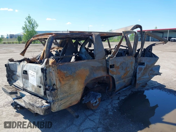 1999 Chevrolet Tahoe Z71 z VIN 1GNEK13R3XJ455517, wystawiony jako IAAI lot #39726972 z przebiegiem Nie podano mil oraz . Historia ofert i sprzedaży dostępna na DreamBid. Obrazek 4.