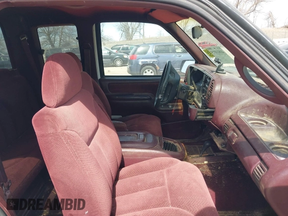 1995 GMC Sierra 1500 z VIN 2GTEK19K0S1580688, wystawiony jako IAAI lot #41811015 z przebiegiem 143 260 mil mil oraz . Historia ofert i sprzedaży dostępna na DreamBid. Obrazek 5.