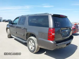 2010 Chevrolet Suburban LS z VIN 1GNUKHE36AR207087, wystawiony jako IAAI lot #41729820 z przebiegiem 266 177 mil mil oraz . Historia ofert i sprzedaży dostępna na DreamBid. Obrazek 3.