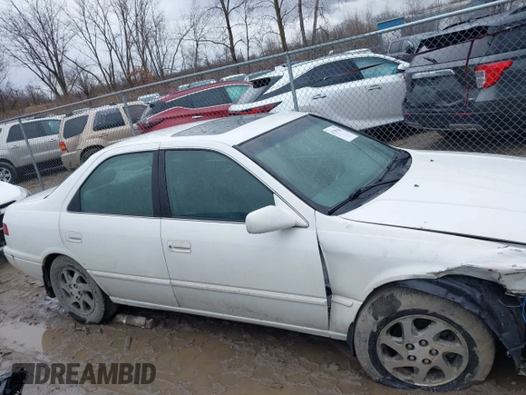 1999 Toyota Camry LE z VIN 4T1BF28K4XU931902, wystawiony jako IAAI lot #41707824 z przebiegiem 171 224 mil mil oraz . Historia ofert i sprzedaży dostępna na DreamBid. Obrazek 13.