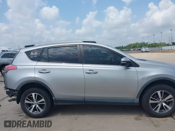 2018 Toyota RAV4 XLE z VIN JTMWFREV5JJ202927, wystawiony jako IAAI lot #42111306 z przebiegiem 118 385 mil mil oraz . Historia ofert i sprzedaży dostępna na DreamBid. Obrazek 14.