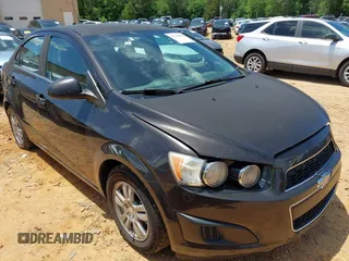 2014 Chevrolet Sonic LT z VIN 1G1JC5SH3E4139348, wystawiony jako IAAI lot #42336984 z przebiegiem Nie podano mil oraz . Historia ofert i sprzedaży dostępna na DreamBid. Obrazek 1.