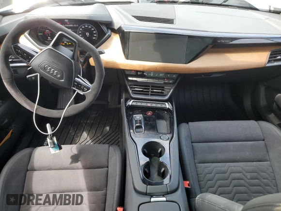 2024 Audi e-tron GT Prestige z VIN WAUDJBFW7R7001203, wystawiony jako Copart lot #63804904 z przebiegiem 48 mil mil oraz Szkody całkowita. Historia ofert i sprzedaży dostępna na DreamBid. Obrazek 8.