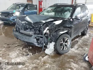 2018 Jeep Cherokee Trailhawk z VIN 1C4PJMBB8JD567438, wystawiony jako IAAI lot #41620927 z przebiegiem 109 041 mil mil oraz . Historia ofert i sprzedaży dostępna na DreamBid. Obrazek 2.