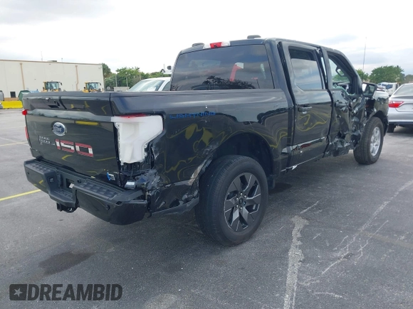 2023 Ford F-150 Lightning Pro z VIN 1FTVW1ELXPWG15885, wystawiony jako IAAI lot #41631871 z przebiegiem 88 151 mil mil oraz . Historia ofert i sprzedaży dostępna na DreamBid. Obrazek 4.