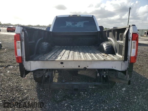 2017 Ford F-250 XL z VIN 1FTBF2A68HEB56355, wystawiony jako Copart lot #77892084 z przebiegiem 142 921 mil mil oraz Szkoda całkowita • Salvage title. Historia ofert i sprzedaży dostępna na DreamBid. Obrazek 6.