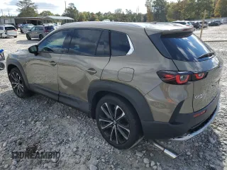 2023 Mazda CX-50 Premium z VIN 7MMVABDY7PN111138, wystawiony jako Copart lot #64731582 z przebiegiem 3917 mil mil oraz . Historia ofert i sprzedaży dostępna na DreamBid. Obrazek 3.