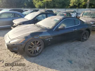 2008 Maserati GranTurismo z VIN ZAMGJ45A280041421, wystawiony jako Copart lot #67484974 z przebiegiem 62 186 mil mil oraz Szkoda całkowita • Salvage title. Historia ofert i sprzedaży dostępna na DreamBid. Obrazek 1.