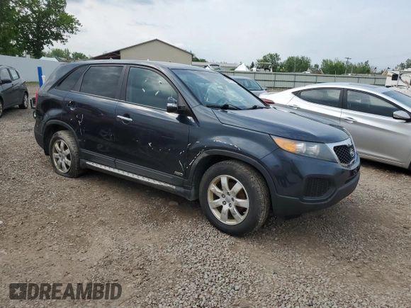 2013 Kia Sorento LX z VIN 5XYKTCA6XDG329602, wystawiony jako Copart lot #60485825 z przebiegiem 170 926 mil mil oraz Czysty tytuł • Clean title. Historia ofert i sprzedaży dostępna na DreamBid. Obrazek 4.