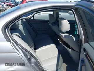 2005 BMW 3 Series 325i z VIN WBAEV33475KW16701, wystawiony jako IAAI lot #42304390 z przebiegiem 176 620 mil mil oraz . Historia ofert i sprzedaży dostępna na DreamBid. Obrazek 8.