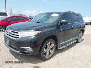 2013 Toyota Highlander Limited z VIN 5TDDK3EH1DS180782, wystawiony jako IAAI lot #42420237 z przebiegiem 193 773 mil mil oraz . Historia ofert i sprzedaży dostępna na DreamBid. Obrazek 2.