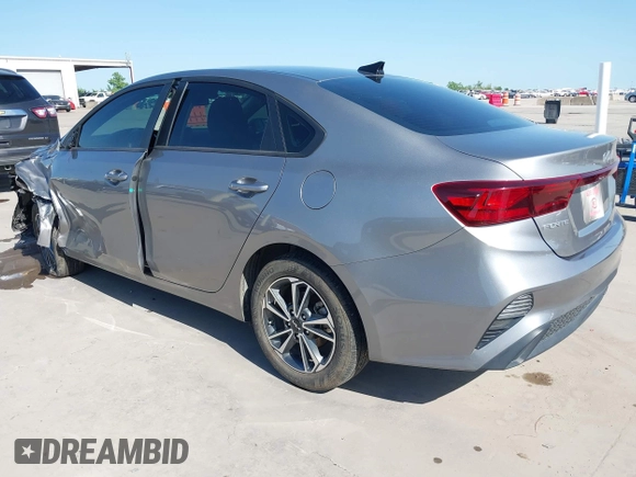 2023 Kia Forte LXS z VIN 3KPF24AD1PE592622, wystawiony jako IAAI lot #42011998 z przebiegiem 20 746 mil mil oraz . Historia ofert i sprzedaży dostępna na DreamBid. Obrazek 3.