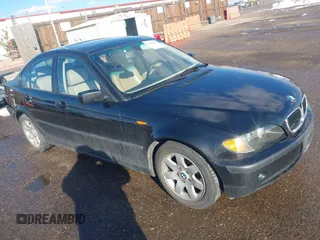 2005 BMW 3 Series 325xi with VIN WBAEU33485PR15796, listed as a IAAI auction lot 41492475 with 220,327 mi miles. Bid and sale history available at carsss.com. Image 1.