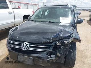 2017 Volkswagen Tiguan Wolfsburg Edition z VIN WVGSV7AX1HW503670, wystawiony jako IAAI lot #42235251 z przebiegiem 88 477 mil mil oraz . Historia ofert i sprzedaży dostępna na DreamBid. Obrazek 6.