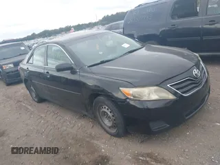 2011 Toyota Camry LE z VIN 4T1BF3EKXBU717290, wystawiony jako IAAI lot #40514661 z przebiegiem Nie podano mil oraz . Historia ofert i sprzedaży dostępna na DreamBid. Obrazek 1.