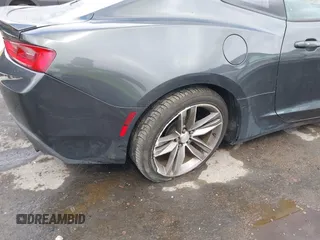 2017 Chevrolet Camaro 1LT z VIN 1G1FB1RS0H0192751, wystawiony jako IAAI lot #42243073 z przebiegiem 124 003 mil mil oraz . Historia ofert i sprzedaży dostępna na DreamBid. Obrazek 6.