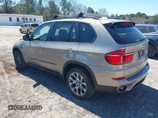 2011 BMW X5 35i z VIN 5UXZV4C57BL415565, wystawiony jako IAAI lot #41864490 z przebiegiem 176 458 mil mil oraz . Historia ofert i sprzedaży dostępna na DreamBid. Obrazek 3.