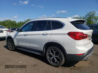 2018 BMW X1 xDrive28i z VIN WBXHT3C35J5F89977, wystawiony jako Copart lot #58464345 z przebiegiem 45 468 mil mil oraz Szkody całkowita. Historia ofert i sprzedaży dostępna na DreamBid. Obrazek 2.