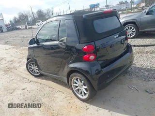 2009 Smart fortwo Passion z VIN WMEEK31X29K288815, wystawiony jako IAAI lot #40953956 z przebiegiem Nie podano mil oraz . Historia ofert i sprzedaży dostępna na DreamBid. Obrazek 3.