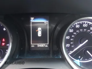 2018 Toyota Camry LE z VIN 4T1B11HK8JU649942, wystawiony jako IAAI lot #42194030 z przebiegiem 54 687 mil mil oraz . Historia ofert i sprzedaży dostępna na DreamBid. Obrazek 15.