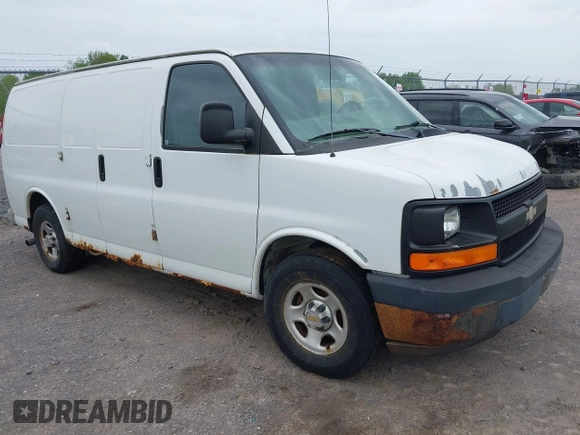 2004 Chevrolet Express Cargo z VIN 1GCFG15XX41150053, wystawiony jako IAAI lot #42236337 z przebiegiem 135 471 mil mil oraz . Historia ofert i sprzedaży dostępna na DreamBid. Obrazek 1.