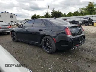 2019 Chrysler 300 S z VIN 2C3CCABG0KH601139, wystawiony jako Copart lot #59039125 z przebiegiem 82 672 mil mil oraz Czysty tytuł • Clean title. Historia ofert i sprzedaży dostępna na DreamBid. Obrazek 2.