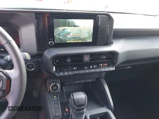 2024 Toyota Land Cruiser z VIN JTEABFAJ7RK015987, wystawiony jako IAAI lot #41168318 z przebiegiem 1662 mil mil oraz . Historia ofert i sprzedaży dostępna na DreamBid. Obrazek 18.