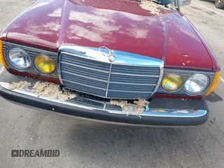 1982 Mercedes-Benz 300 D z VIN WDBAB33A5CB013080, wystawiony jako IAAI lot #41734842 z przebiegiem 297 205 mil mil oraz . Historia ofert i sprzedaży dostępna na DreamBid. Obrazek 6.