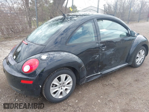 2010 Volkswagen New Beetle Coupe with VIN 3VWPW3AG6AM021330, listed as a IAAI auction lot 42094872 with 124,908 mi miles. Bid and sale history available at carsss.com. Image 4.