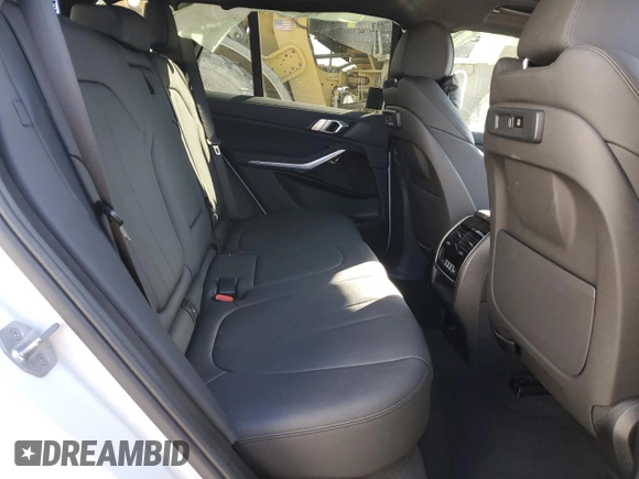 2021 BMW X5 xDrive40i z VIN 5UXCR6C06M9E05607, wystawiony jako Copart lot #52524425 z przebiegiem Nie podano mil oraz Szkoda całkowita • Salvage title. Historia ofert i sprzedaży dostępna na DreamBid. Obrazek 10.
