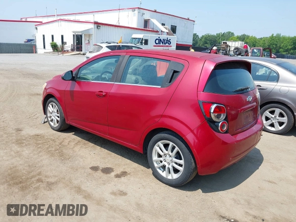 2012 Chevrolet Sonic LT z VIN 1G1JD6SH8C4123632, wystawiony jako IAAI lot #42492042 z przebiegiem 143 132 mil mil oraz . Historia ofert i sprzedaży dostępna na DreamBid. Obrazek 3.