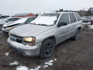 2005 Chevrolet TrailBlazer LT with VIN 1GNDT13S252382322, listed as a IAAI auction lot 41383480 with 220,266 mi miles. Bid and sale history available at carsss.com. Image 2.