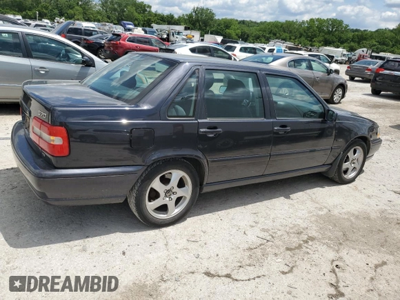 1998 Volvo S70 z VIN YV1LS5340W2417595, wystawiony jako Copart lot #58514365 z przebiegiem 128 166 mil mil oraz Czysty tytuł • Clean title. Historia ofert i sprzedaży dostępna na DreamBid. Obrazek 3.
