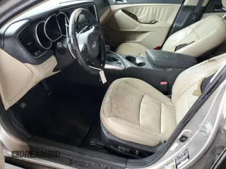 2014 Kia Optima EX z VIN 5XXGN4A79EG294524, wystawiony jako Copart lot #56227085 z przebiegiem 106 585 mil mil oraz Szkoda całkowita • Salvage title. Historia ofert i sprzedaży dostępna na DreamBid. Obrazek 7.