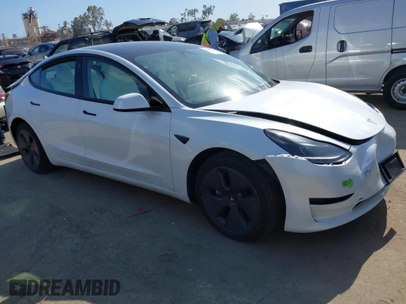 2023 Tesla Model 3 z VIN 5YJ3E1EA2PF465882, wystawiony jako IAAI lot #42257900 z przebiegiem 39 572 mil mil oraz . Historia ofert i sprzedaży dostępna na DreamBid. Obrazek 1.
