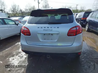 2011 Porsche Cayenne S Hybrid with VIN WP1AE2A20BLA91823, listed as a IAAI auction lot 41919847 with 190,623 mi miles. Bid and sale history available at carsss.com. Image 16.