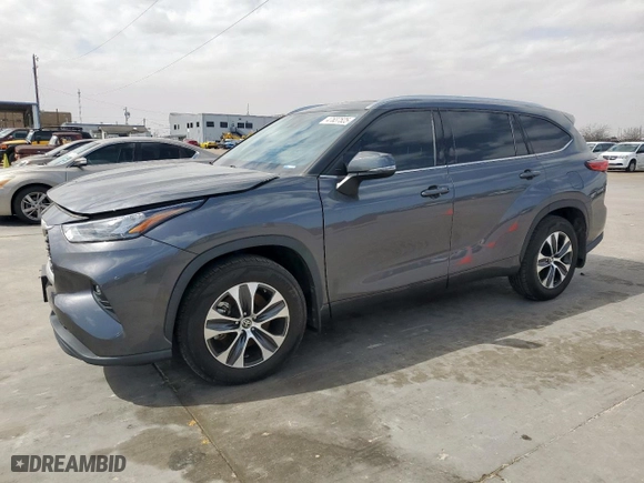 2020 Toyota Highlander XLE with VIN 5TDGZRAH7LS013584, listed as a Copart auction lot 47637525 with 34,100 mi miles and Salvage Title. Bid and sale history available at carsss.com. Image 1.