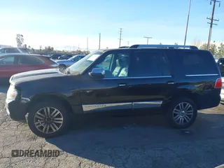 2007 Lincoln Navigator z VIN 5LMFU275X7LJ17484, wystawiony jako IAAI lot #41377997 z przebiegiem 159 418 mil mil oraz . Historia ofert i sprzedaży dostępna na DreamBid. Obrazek 14.