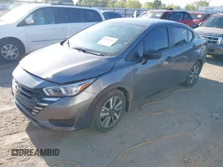 2024 Nissan Versa S z VIN 3N1CN8DV2RL910111, wystawiony jako IAAI lot #42028037 z przebiegiem 12 848 mil mil oraz . Historia ofert i sprzedaży dostępna na DreamBid. Obrazek 2.