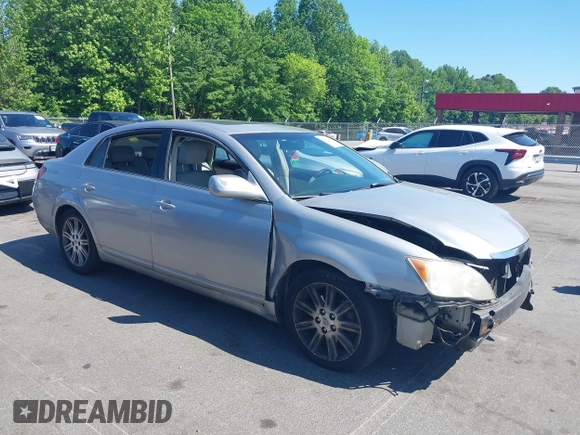 2008 Toyota Avalon XL z VIN 4T1BK36B28U255522, wystawiony jako IAAI lot #42143848 z przebiegiem 240 777 mil mil oraz . Historia ofert i sprzedaży dostępna na DreamBid. Obrazek 1.