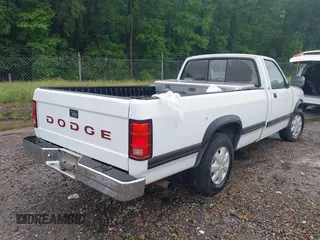 1993 Dodge Dakota S z VIN 1B7FL26X5PS202557, wystawiony jako IAAI lot #42224806 z przebiegiem 87 871 mil mil oraz . Historia ofert i sprzedaży dostępna na DreamBid. Obrazek 4.