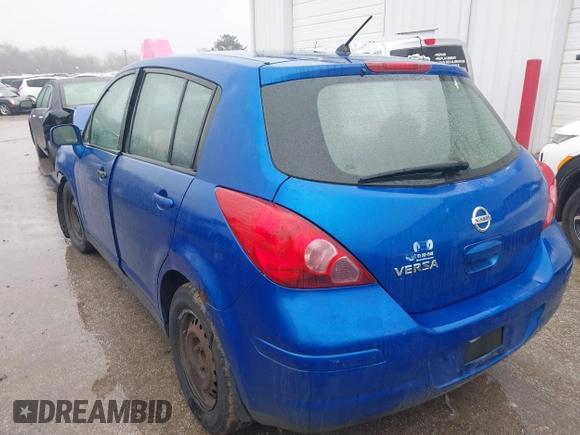 2007 Nissan Versa S z VIN 3N1BC13E37L378536, wystawiony jako IAAI lot #39107705 z przebiegiem 154 183 mil mil oraz . Historia ofert i sprzedaży dostępna na DreamBid. Obrazek 3.