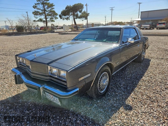 1985 Oldsmobile Toronado Custom Brougham z VIN 1G3EZ57Y7FE330055, wystawiony jako Copart lot #43433285 z przebiegiem 931 486 mil mil oraz Tytuł czysty. Historia ofert i sprzedaży dostępna na DreamBid. Obrazek 2.
