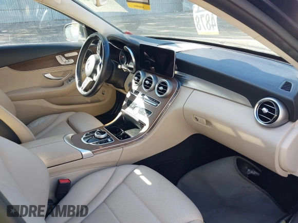 2020 Mercedes-Benz C 300 z VIN WDDWF8EB9LR561644, wystawiony jako IAAI lot #42129327 z przebiegiem 31 033 mil mil oraz . Historia ofert i sprzedaży dostępna na DreamBid. Obrazek 5.