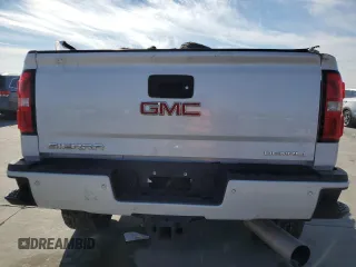 2018 GMC Sierra 2500HD Denali z VIN 1GT12UEYXJF225397, wystawiony jako Copart lot #87736565 z przebiegiem Nie podano mil oraz Nie do naprawy • Non repairable. Historia ofert i sprzedaży dostępna na DreamBid. Obrazek 6.